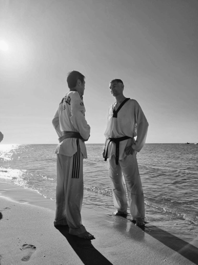 2 Taekwondoïstes se regardant devant la mer